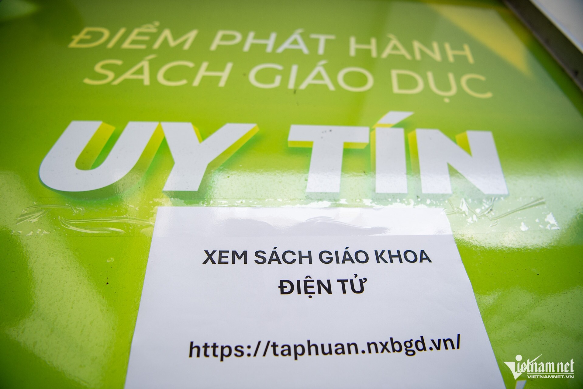 Phụ huynh đội nắng mua sách ở TPHCM, dì tìm sách gửi ra Hà Nội cho cháu - 13