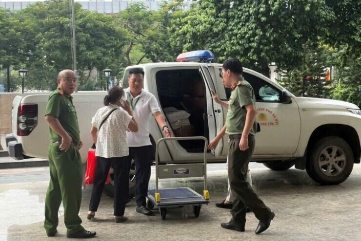 Công an hộ tống người dân nhận bao tải tiền bồi thường ở Vành đai 1 về tận nhà