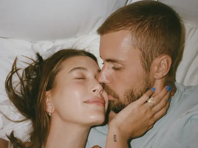 Khoảnh khắc tình tứ và tự nhiên của vợ chồng Justin Bieber trong bộ ảnh kỷ niệm.