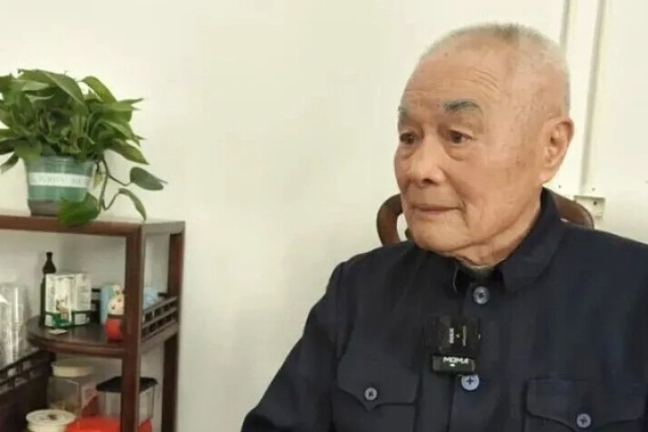 Cuộc sống 'như ăn mày' của tỷ phú 98 tuổi