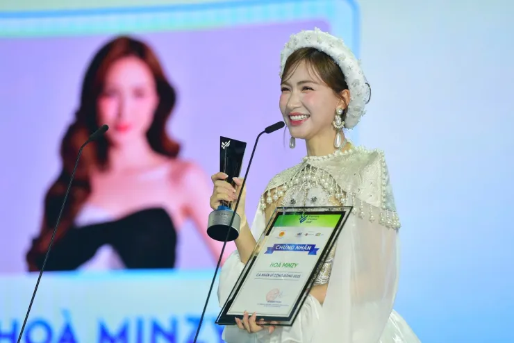 Tại Vietnam iContent Awards 2025, Hòa Minzy nhận cú đúp giải thưởng gồm: "Âm nhạc truyền cảm hứng" (với "Bắc Bling") và "Cá nhân Vì cộng đồng". Ảnh: Quỳnh Tùng