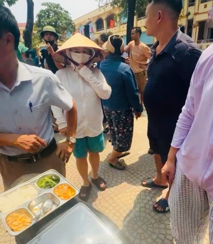 Phụ huynh bức xúc vì 2 ngày liên tiếp học sinh chờ cơm bán trú đến gần 13h. Ảnh chụp màn hình