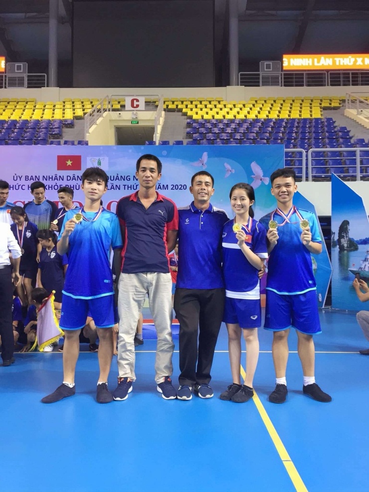 Thùy Trang (thứ hai từ phải sang) thời gian gắn bó với bộ môn đá cầu. (Ảnh: FBNV)