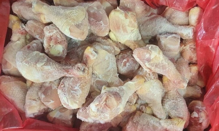 Đùi gà nhập khẩu được một cơ sở bán lẻ với giá 50.000 đồng một kg, còn sỉ 45.000 đồng. Ảnh: Hồng Châu