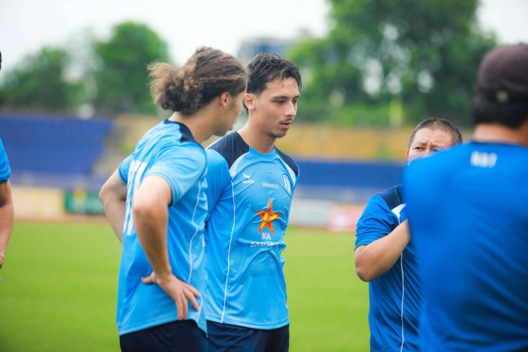 Karim Trần Phi Long trong màu áo SLNA. Ảnh: SLNA FC.