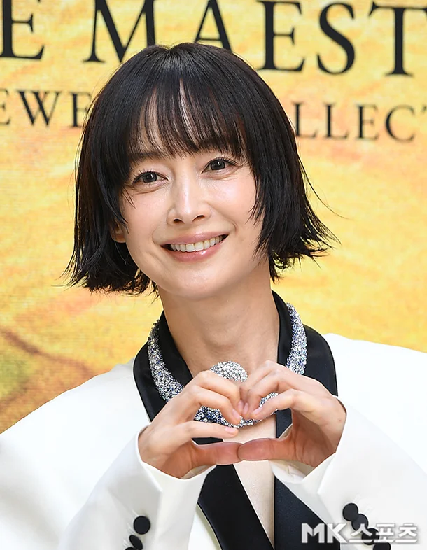 Vợ Won Bin khoe đôi chân 'kiếm Nhật' - 1