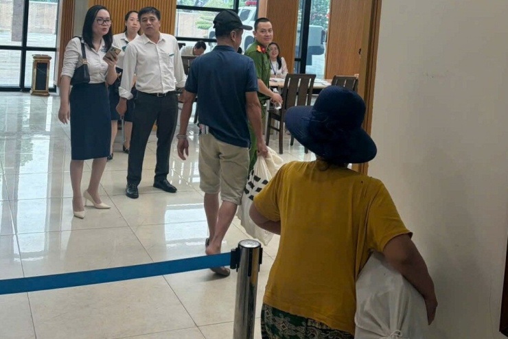 Công an hộ tống người dân nhận bao tải tiền bồi thường ở Vành đai 1 về tận nhà - 6