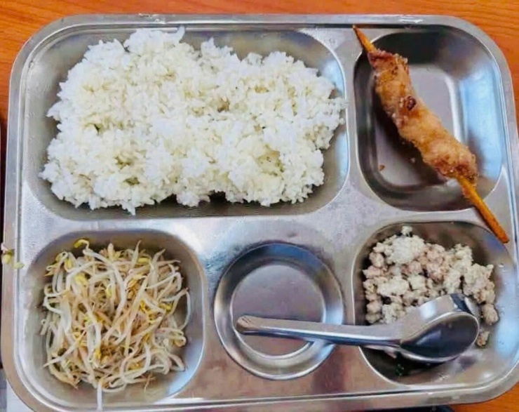 Suất cơm bán trú ngày 7/9 của học sinh trường Tiểu học Trung Giã. Ảnh: Phụ huynh cung cấp