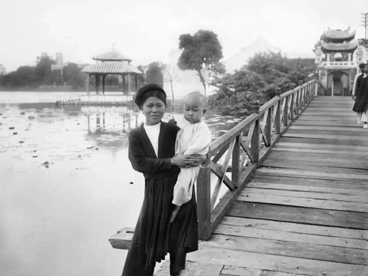 Ảnh tư liệu cầu Thê Húc và người Hà Nội đầu thế kỷ XX. Bộ ảnh của nhiếp ảnh gia Pháp Edgard Imbert được ghi nhận chụp khoảng 1905–1908.&nbsp;
