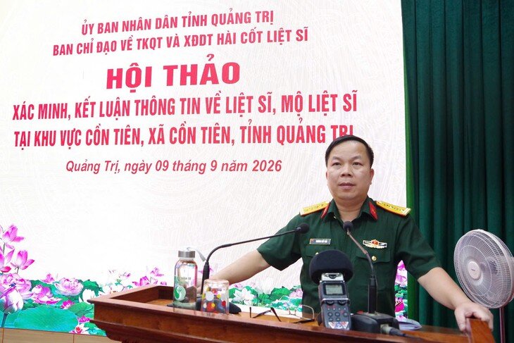Đại tá Trương Viết Hải, Chính ủy Bộ Chỉ huy quân sự tỉnh Quảng Trị phát biểu tại hội thảo. Ảnh: Xuân Diện.