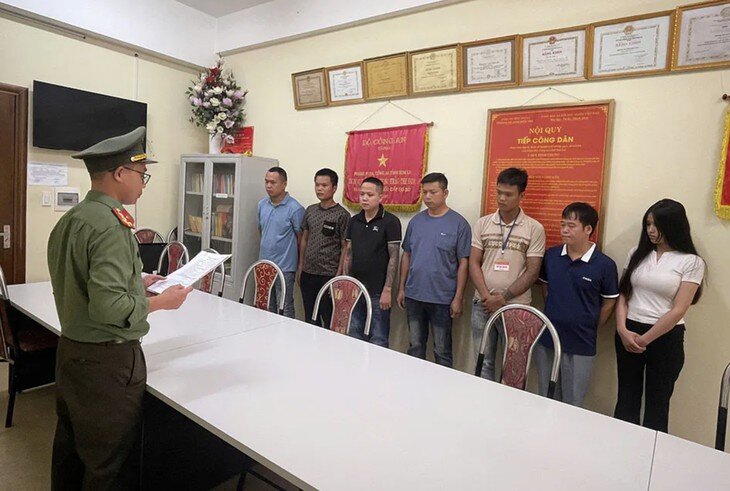 Cơ quan An ninh điều tra Công an tỉnh Sơn La tống đạt các quyết định khởi tố. Ảnh: Công an tỉnh Sơn La