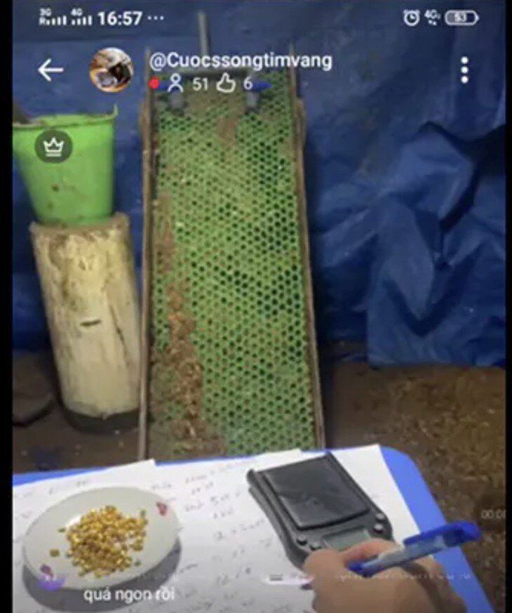 Trong các buổi livestream, các đối tượng quảng cáo, bán những xô cát có chứa các hạt màu vàng. Ảnh: Công an tỉnh Sơn La