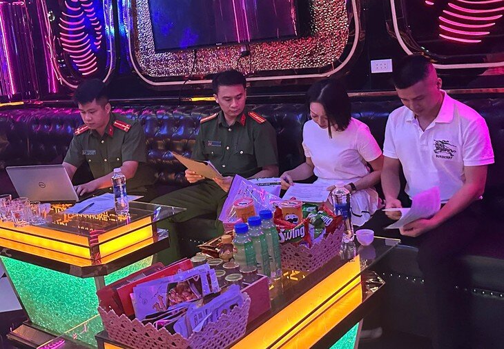 Phòng Cảnh sát QLHC về TTXH tiến hành kiểm tra, hướng dẫn cơ sở kinh doanh Karaoke trên địa bàn. Ảnh: Cơ quan công an.