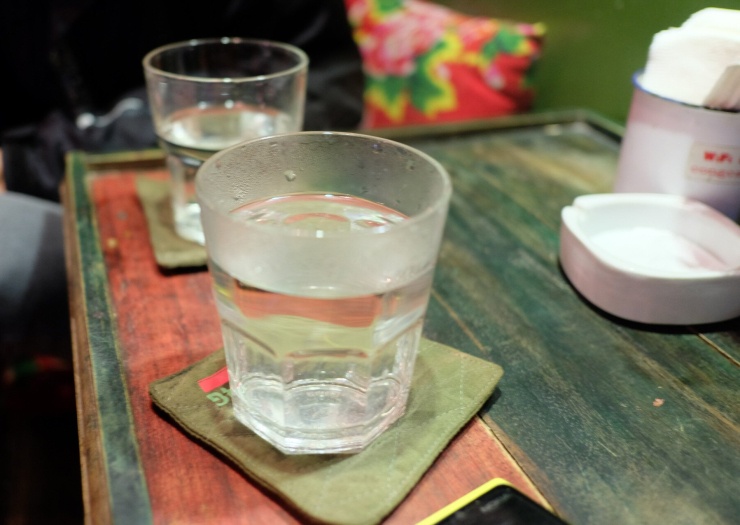 Nước lọc đã đổ ra cốc nên uống trong thời gian ngắn. Ảnh: Ban Mai