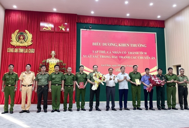Lãnh đạo Tỉnh ủy, UBND tỉnh Lai Châu tặng hoa chúc mừng và biểu dương thành tích của lực lượng Công an tỉnh