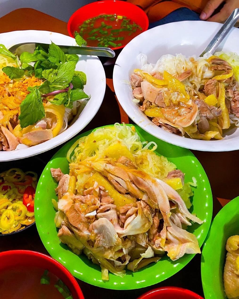 Phở gà Hạnh nổi tiếng đông khách. Ảnh: tunluvfood/eatwithmynoreo