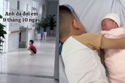 Rưng rưng cảnh cậu nhóc ngồi xổm ngoài phòng sinh chờ em bé chào đời