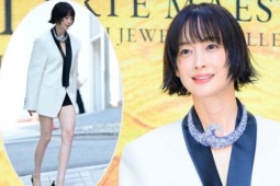 Vợ Won Bin khoe đôi chân 'kiếm Nhật'