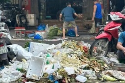 Rác thải ùn ứ ở Vĩnh Yên (Phú Thọ) khi người dân chặn đường vào bãi rác Núi Bông