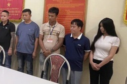 Khởi tố 7 người livestream bán xô cát đãi vàng