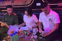 Kiểm tra quán karaoke, phát hiện 4 nhân viên nữ đang múa khiêu dâm