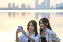 Giới trẻ Hà Nội nô nức xuống phố đón mùa đẹp nhất năm