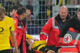 Sao trẻ Dortmund đổ gục xuống sân trong trận ra mắt Champions League