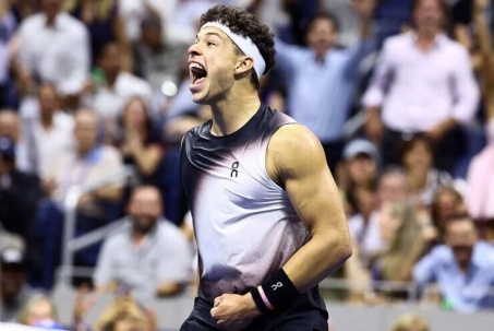 Địa chấn US Open: Shelton vỡ òa sau trận thắng lịch sử trước Alcaraz vào lúc 3h33 sáng