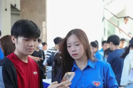 Đưa sinh viên ra ngoại thành: Trường đi, trường hoãn