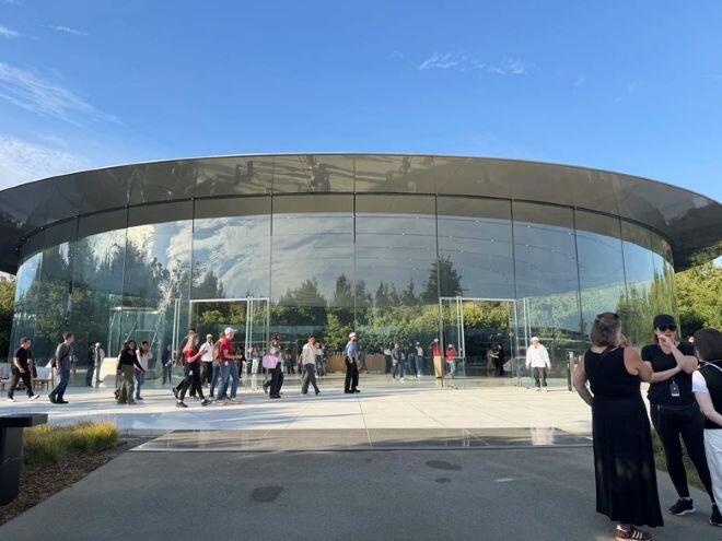Bên ngoài nhà hát nơi diễn ra sự kiện trong công viên Apple Park.