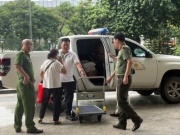 Công an hộ tống người dân nhận bao tải tiền bồi thường ở Vành đai 1 về tận nhà