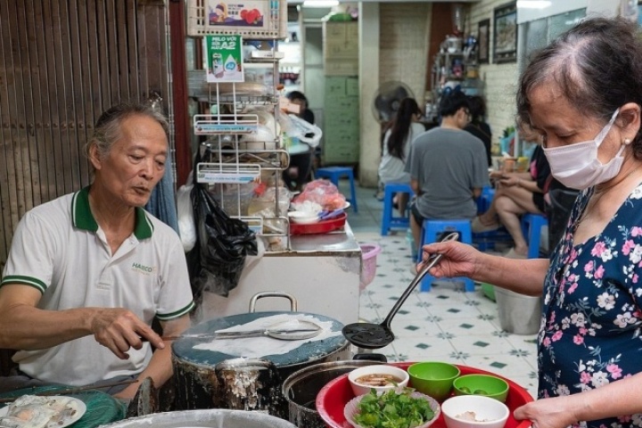 Hàng bánh cuốn 'vợ chồng' bán giá 15.000 đồng trong ngõ ở Hà Nội