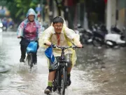 Người Hà Nội lội nước, 'chôn chân' giữa phố sau trận mưa lớn
