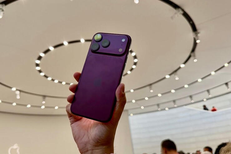 iPhone 18 Pro Max có giá khởi điểm xấp xỉ 42 triệu đồng tại Việt Nam.