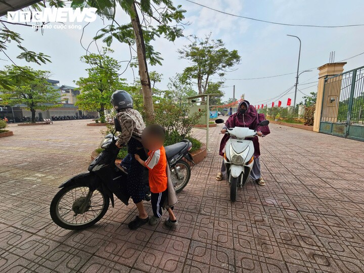 Nhiều phụ huynh vội vã đưa con trở lại trường học buổi chiều rồi nhanh chóng quay lại nơi làm việc, một số gia đình chuẩn bị sẵn sữa và đồ ăn nhẹ cho con trong thời gian nhà trường tạm dừng bán trú.
