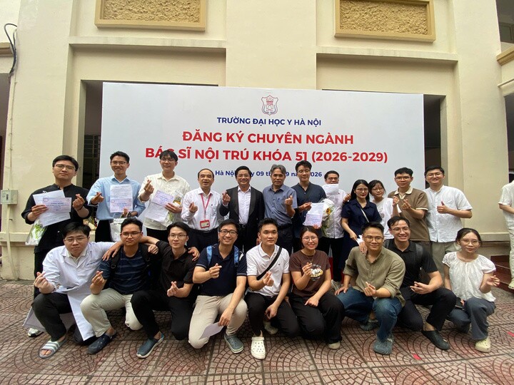 Các thầy chúc mừng các tân bác sĩ nội trú 2026 chọn Sản phụ khoa.
