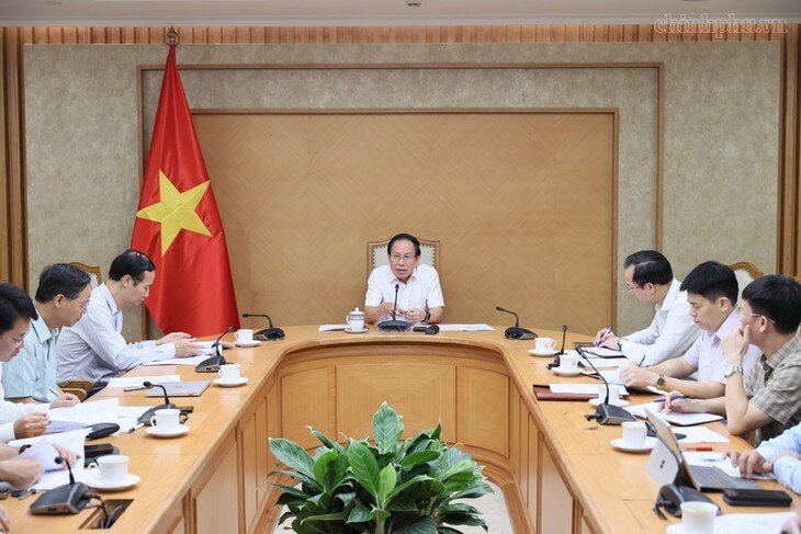 Phó Thủ tướng Lê Tiến Châu chủ trì cuộc họp về tình hình in, phát hành và cung ứng sách giáo khoa năm học 2026-2027. Ảnh: chinhphu.vn/Thu Sa