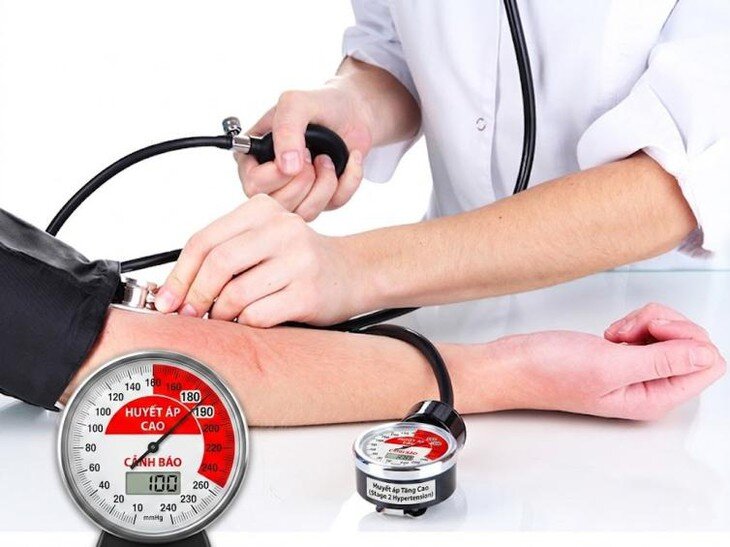 Tăng huyết áp là một mắt xích quan trọng trong quá trình tổn thương não bộ. Ảnh AI.