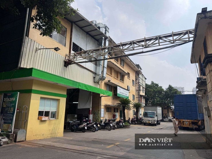 Sự phát triển của đô thị đã khiến khoảng cách giữa hoạt động sản xuất công nghiệp và đời sống dân cư ngày càng thu hẹp. Hiện tại, bên nhà máy vẫn đang tổ chức hoạt động kinh doanh sản xuất bình thường.