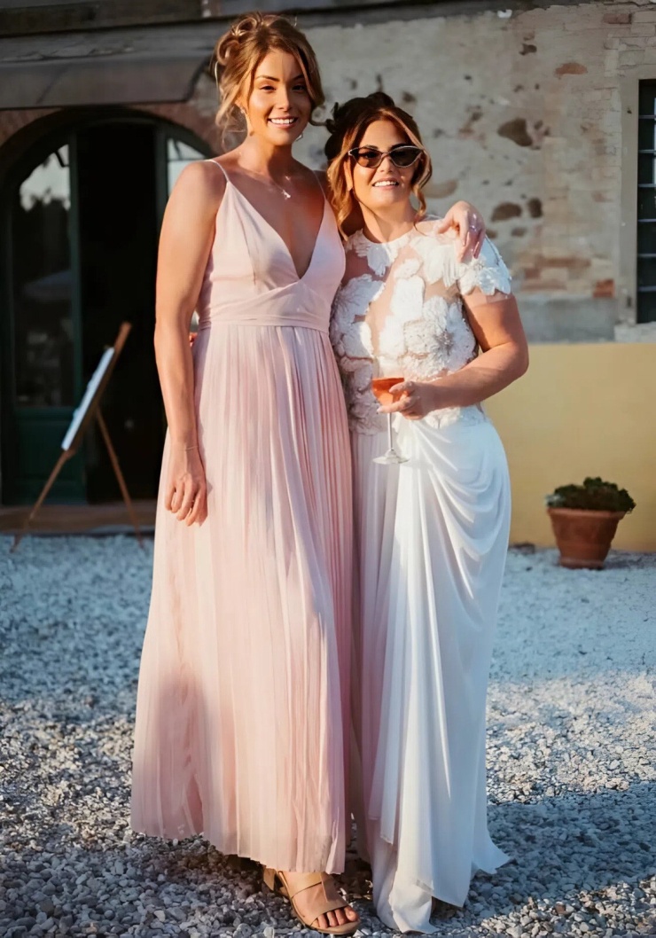 Katherine Jones (áo trắng) trong đám cưới một mình ở Italy hồi cuối tháng trước. Ảnh: Simone Trebbi Studio of Pesaro