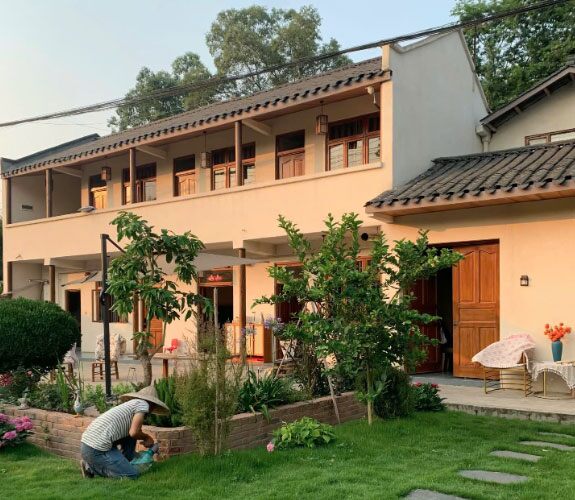 Tuổi già, điều đáng giá đôi khi không phải có bao nhiêu tài sản, mà là mỗi sáng thức dậy biết mình đang sống trong căn nhà mình yêu thích, bên cạnh người mình muốn trò chuyện và được tự quyết định từng ngày của cuộc đời.&nbsp;