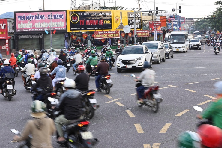 Nút giao có nhiều điểm xe giao cắt dễ xảy ra va chạm. Ảnh: Phước Tuấn