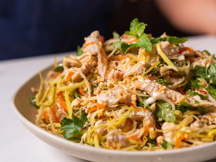 Loại rau đặc biệt, mỗi cây chỉ trổ duy nhất một lần trong đời trộn với thịt gà thành món ngon hấp dẫn - 1