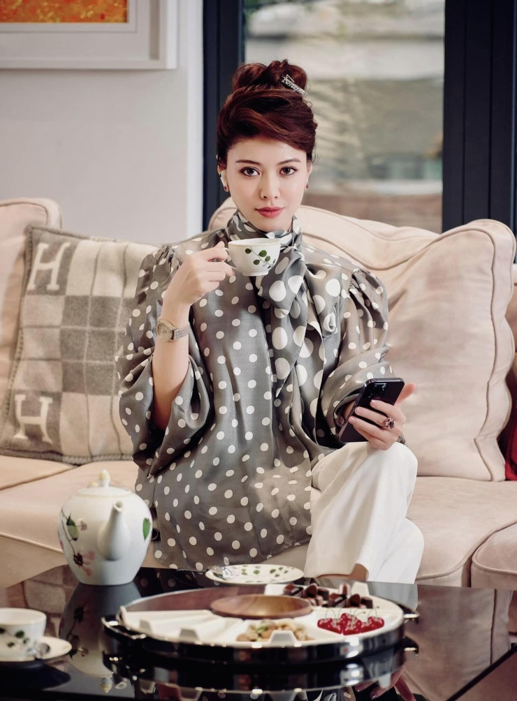 Từ những hình ảnh được Ngọc Trinh chia sẻ trên trang cá nhân, căn biệt thự gây ấn tượng bởi cách sử dụng màu sắc khá nhất quán. Tường và nhiều khu vực trong nhà mang gam trắng, tạo nền cho hệ thống nội thất mang hơi hướng cổ điển, với những đường nét cầu kỳ và cảm giác quý phái. Ngôi sao cho hay.