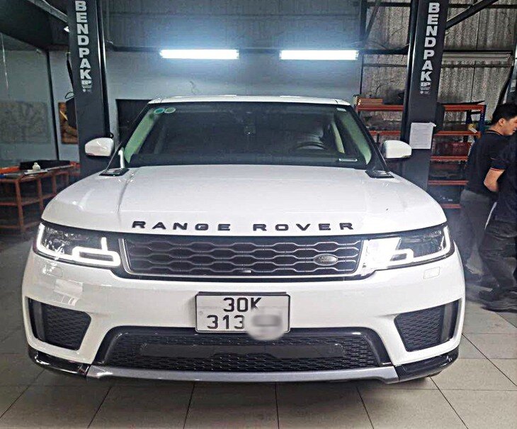Điều bất thường từ chiếc Land Rover màu đen mang biển số 30K-313.XX - 1