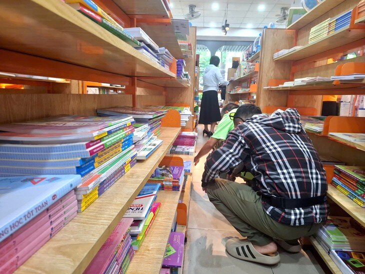 Nhiều phụ huynh loay hoay tìm mua sách giáo khoa cho con. Ảnh: Quỳnh Mai.