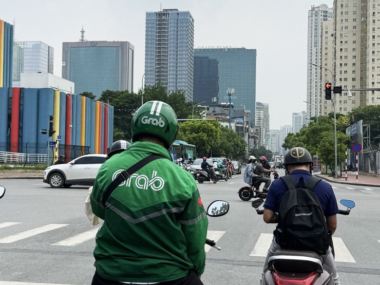 Nhiều lái xe phản ánh chiết khấu cao của Grab. Ảnh: D.Anh