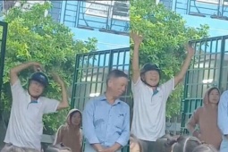 Clip ông múa say sưa để nhắc bài cho cháu trên sân khấu làm dân mạng 'tan chảy'