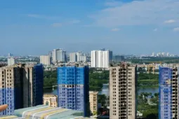 Ngân hàng rao bán 'đất vàng' Hà Nội, tính thu giữ biệt thự ở TPHCM