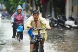 Người Hà Nội lội nước, 'chôn chân' giữa phố sau trận mưa lớn
